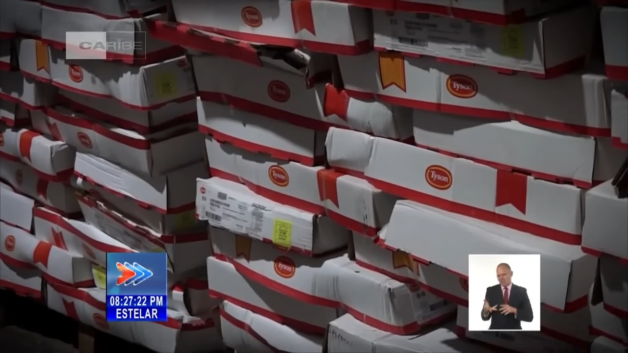 Cajas de pollo almacenadas en la empresa afectada. (Captura de pantalla © Canal Caribe-YouTube)