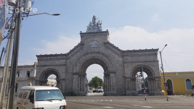 Denuncian una zanja repleta de huesos a la intemperie en el Cementerio de Colón