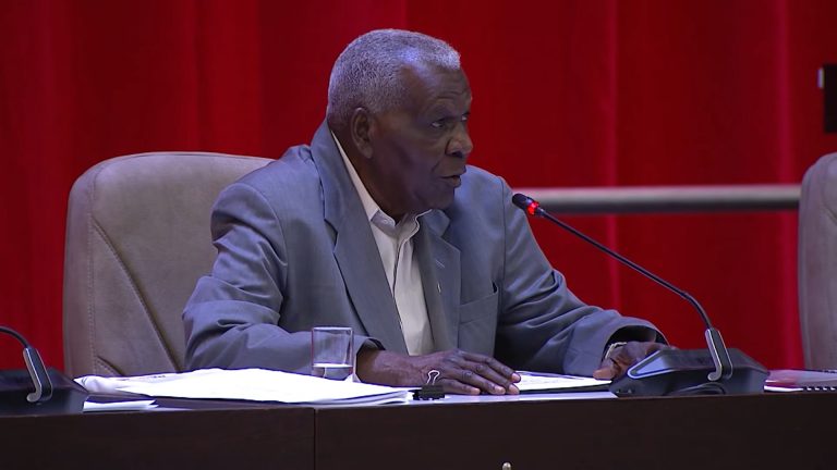 Esteban Lazo vuela a Kenia para hablar sobre los médicos cubanos secuestrados