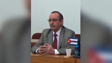 Imagen del exembajador Félix Andrés León Carballo. (Captura de pantalla © Milan Krajča-YouTube)