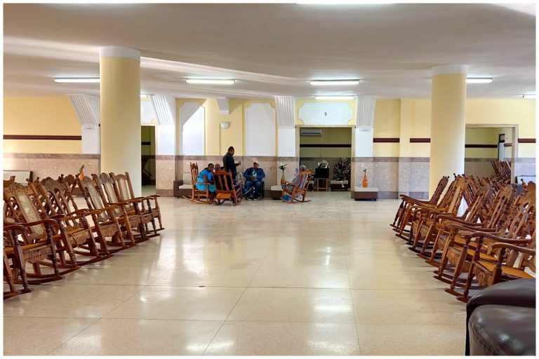 Vacío y sin flores: indignan imágenes del funeral de Juana Bacallao en Cuba
