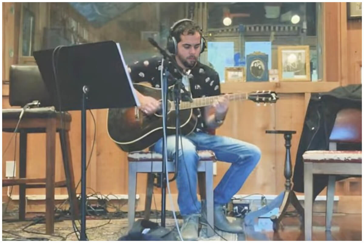 Guitarrista cubano Roberto Luis Gómez, destacado en un grupo estadounidense. (Captura de pantalla © The Strings Revolution -YouTube)