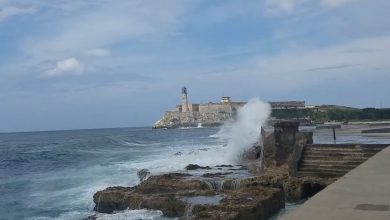 Marejada en el Malecón de La Habana. (Captura de pantalla © Aquí Alonsoniko-YouTube)