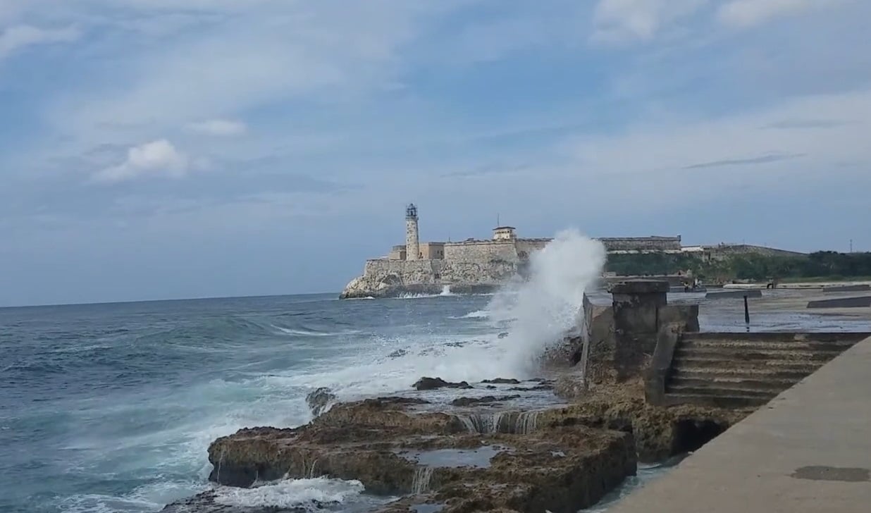 Marejada en el Malecón de La Habana. (Captura de pantalla © Aquí Alonsoniko-YouTube)