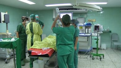 Médicos preparando una cirugía en Villa Clara. (Captura de pantalla © Telecubanacán-YouTube)