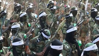 Imagen ilustrativa del grupo extremista Al-Shabaab, responsable del secuestro de los galenos cubanos en 2019. (Captura de pantalla © Channel 4 News-YouTube)