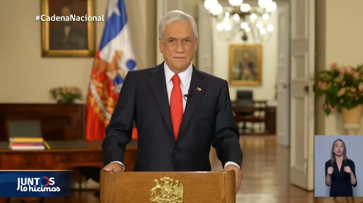 Imágenes del último discurso del exmandatario chileno. (Captura de pantalla © CNN Chile-YouTube)