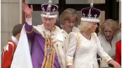 Rey Carlos III con su esposa, antes consorte, Camila. (Captura de pantalla © El País- YouTube)