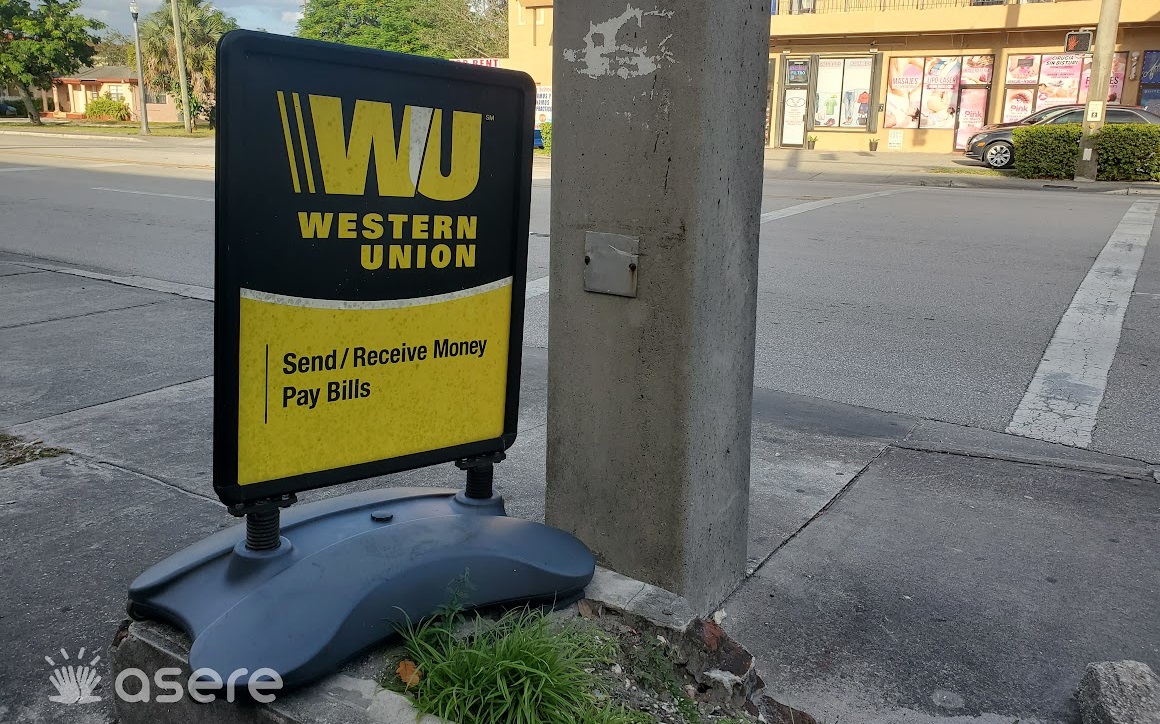 Cartel ofreciendo los servicios de Western Union en Florida. (Foto © Asere Noticias)