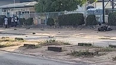 La motocicleta en la que viajaban los cubanos terminó destruida a un costado de la calle. (Captura de pantalla © Surinam Actionnieuws Suriname-Facebook)