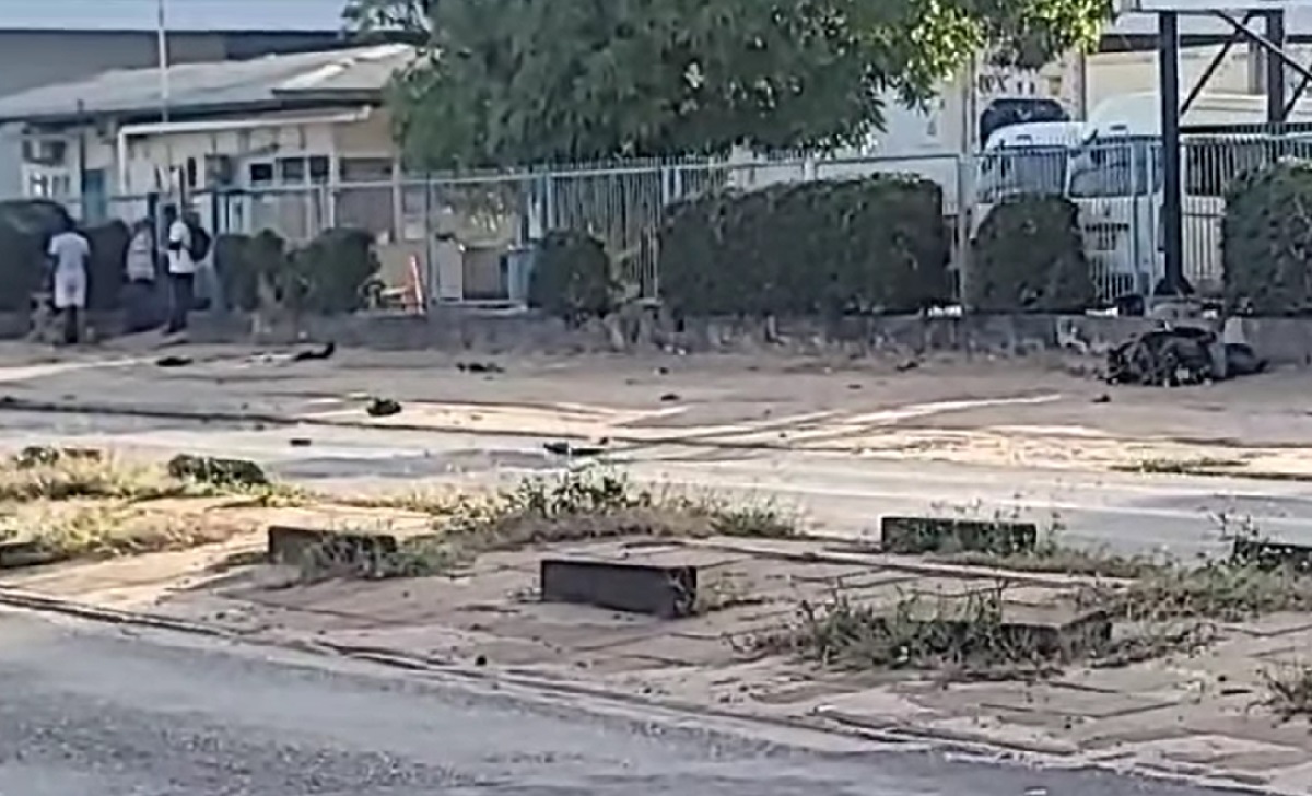 La motocicleta en la que viajaban los cubanos terminó destruida a un costado de la calle. (Captura de pantalla © Surinam Actionnieuws Suriname-Facebook)