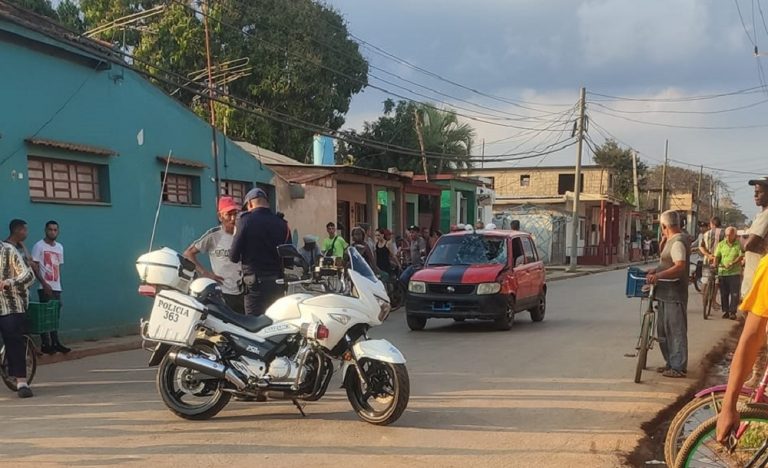 Automóvil pierde el control y atropella a cinco personas en Artemisa