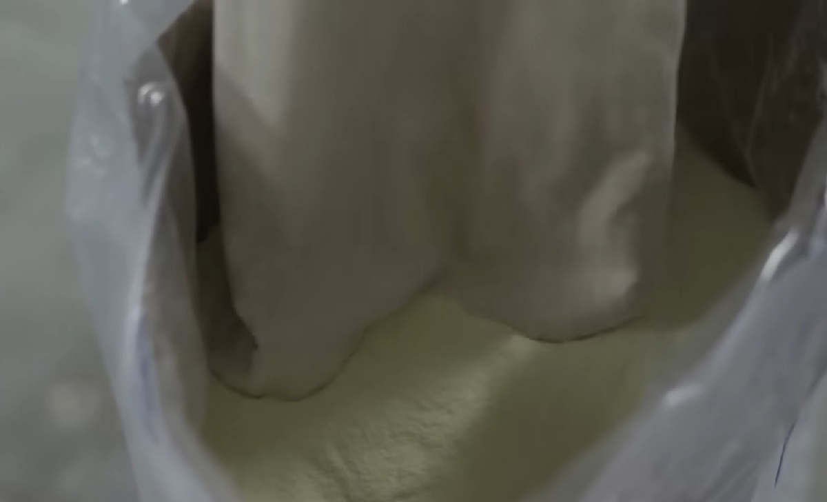 Imagen ilustrativa de un costal de leche en polvo. (Captura de pantalla © Wondastic Tech-YouTube)
