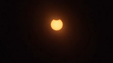 Imagen ilustrativa de un eclipse solar parcial. (Captura de pantalla © euronews (en español)-YouTube)