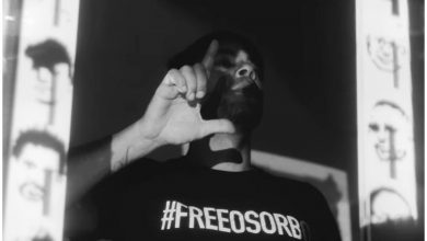 El Funky haciendo alusión a los prisioneros políticos de Cuba, muchos de ellos activistas, en su nuevo video. (Captura de pantalla © El Funky- YouTube)