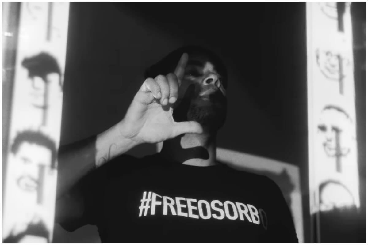 El Funky haciendo alusión a los prisioneros políticos de Cuba, muchos de ellos activistas, en su nuevo video. (Captura de pantalla © El Funky- YouTube)