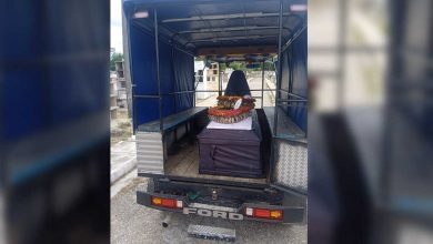Escasez en la Isla: cubano transporta el cuerpo de su madre en un riquimbili. (Foto © Roberto Tomas-Facebook)