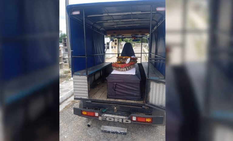 Escasez en la Isla: cubano transporta el cuerpo de su madre en un riquimbili