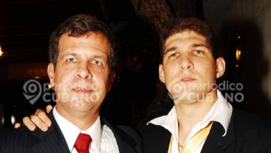 General de Brigada Luis Alberto Rodríguez López-Callejas junto a su hijo Raúl Guillermo, alias “El Cangrejo”. (Foto © Periódico Cubano)