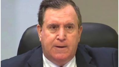 Joe Carollo, exalcalde de Miami y actual comisionado, acusado de corrupción y abuso de poder. (Captura de pantalla © Local 10- YouTube)