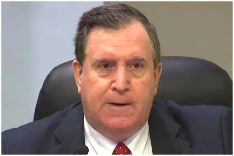 Joe Carollo consigue aplazar la subasta de su residencia en Miami