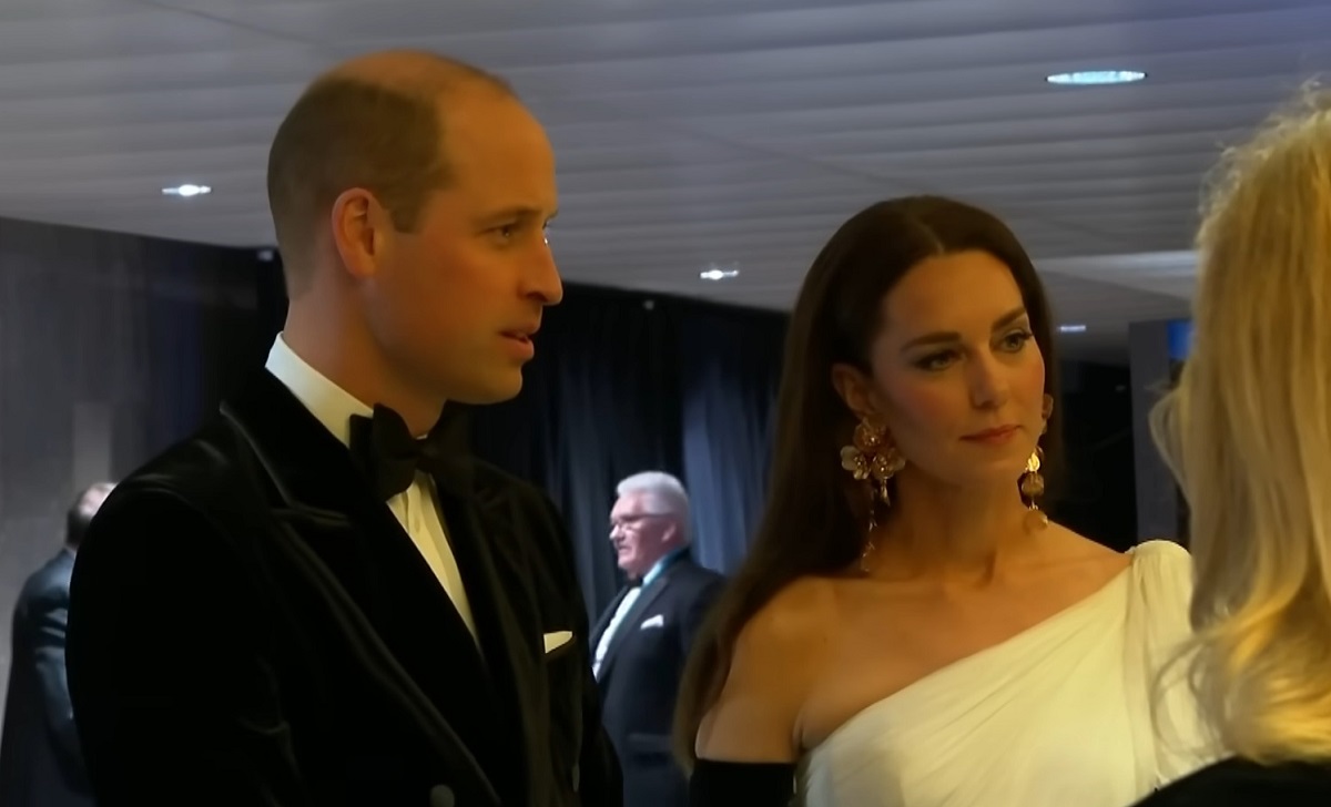 Kate y William durante una ceremonia. (Captura de pantalla © The Royal Family Channel-YouTube)