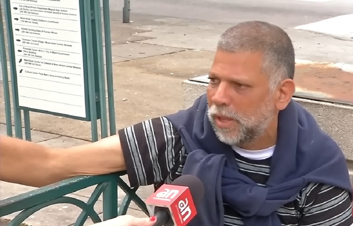 Miami: cubano sin hogar prefiere regresar a Cuba si prohíben dormir en las calles. (Captura de pantalla © AmericaTeVe Miami-YouTube)