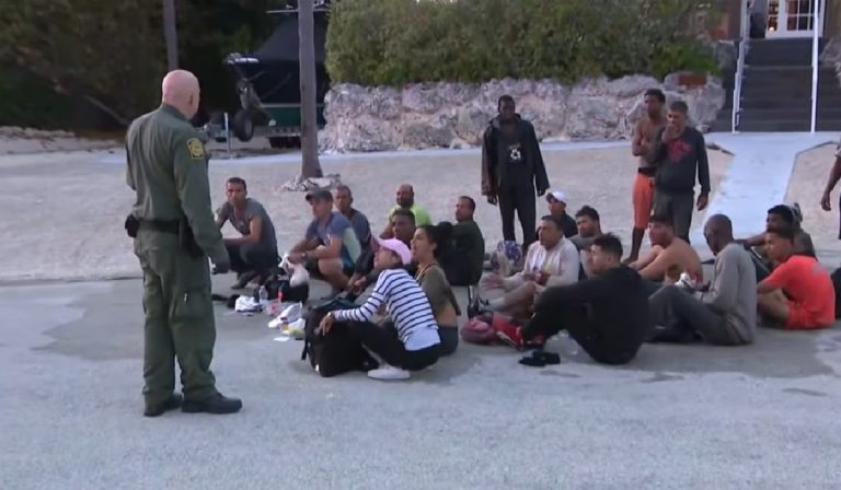 Un grupo de 23 balseros cubanos logró tocar tierra en Florida