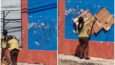 Momento en el que cubren el cartel con cartones en La Habana. (Foto © Edmundo Dantés Junior-Facebook)