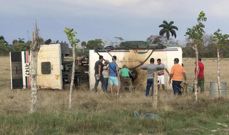 Pipa de combustible de CUPET se vuelca en Camagüey