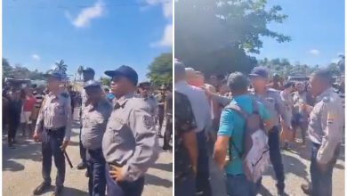 Policías intentando calmar la protesta en Santiago de Cuba. (Captura de pantalla © Mag Jorge Castro-Twitter)