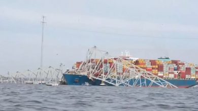 Suspenden búsqueda de desaparecidos tras derrumbe de puente en Baltimore. (Captura de pantalla © EL PAÍS-YouTube)