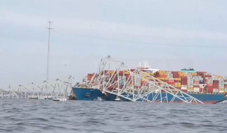 Suspenden búsqueda de desaparecidos tras derrumbe de puente en Baltimore