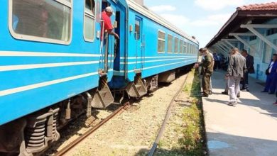 El tren sufrió el accidente saliendo de la terminal. (Captura de pantalla © CMKX Radio Bayamo-Facebook)