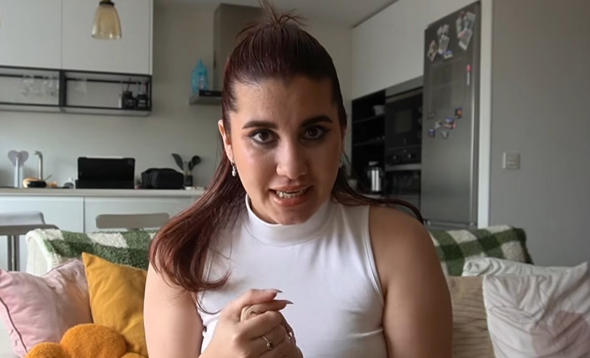 La youtuber cubana informó de su viaje a Cuba en redes sociales. (Captura de pantalla © DinaStars-YouTube)