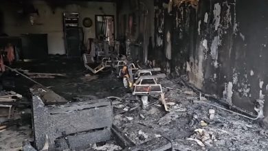 La barbería terminó destruida luego del incendio. (Captura de pantalla © AmericaTeVe Miami-YouTube)