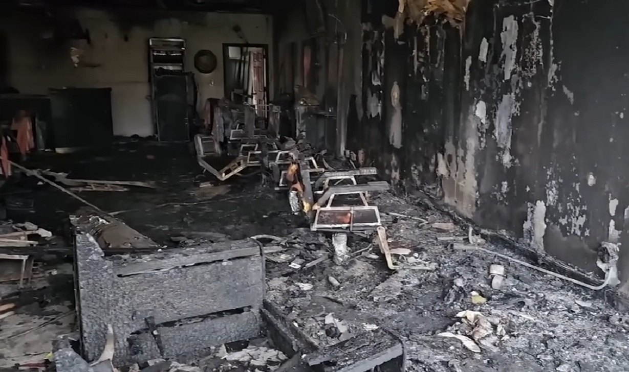 La barbería terminó destruida luego del incendio. (Captura de pantalla © AmericaTeVe Miami-YouTube)