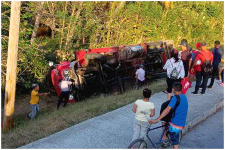 ¡Otro camión se voltea en carretera de Cuba! Ahora en Las Tunas