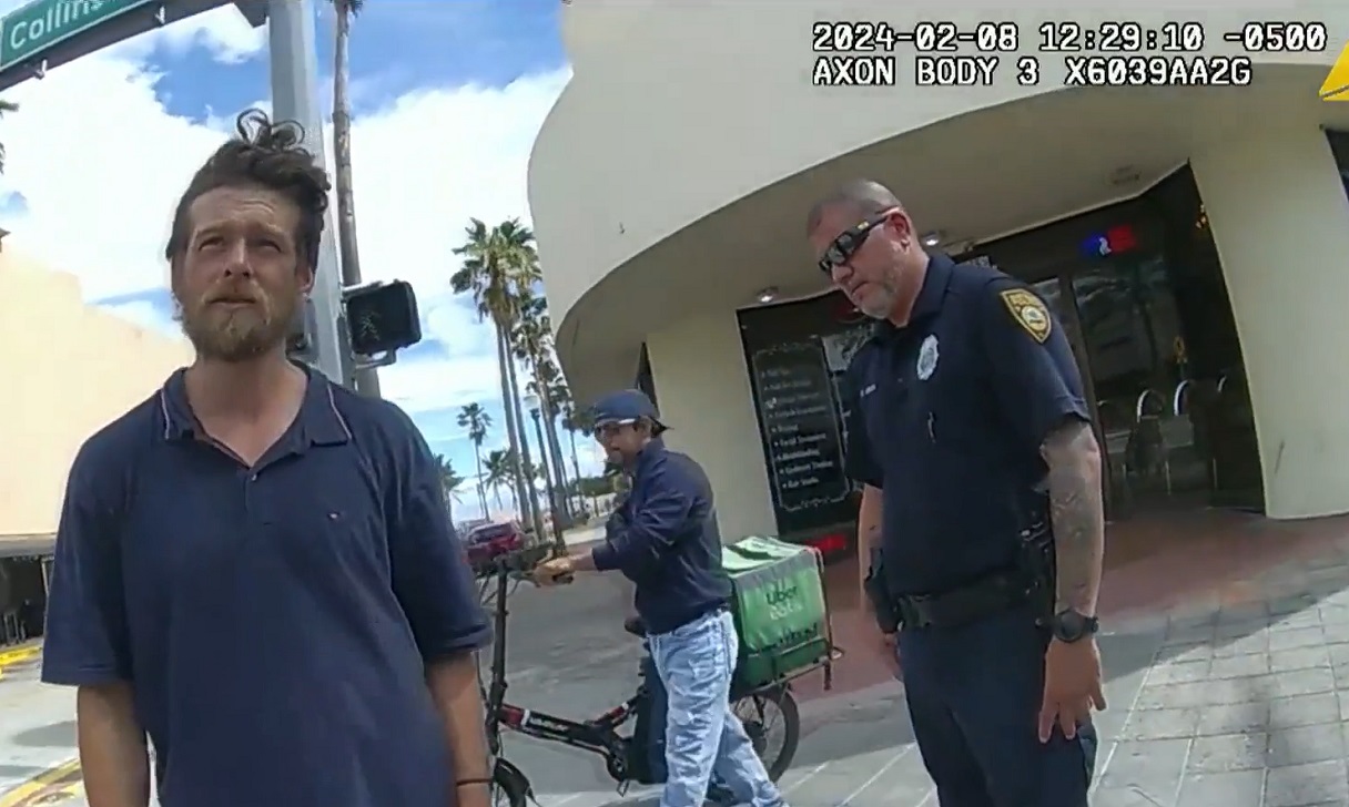 Imágenes del acusado de intento de secuestro siendo interrogado por oficiales de Miami Beach. (Captura de pantalla © Telemundo 51-Web)