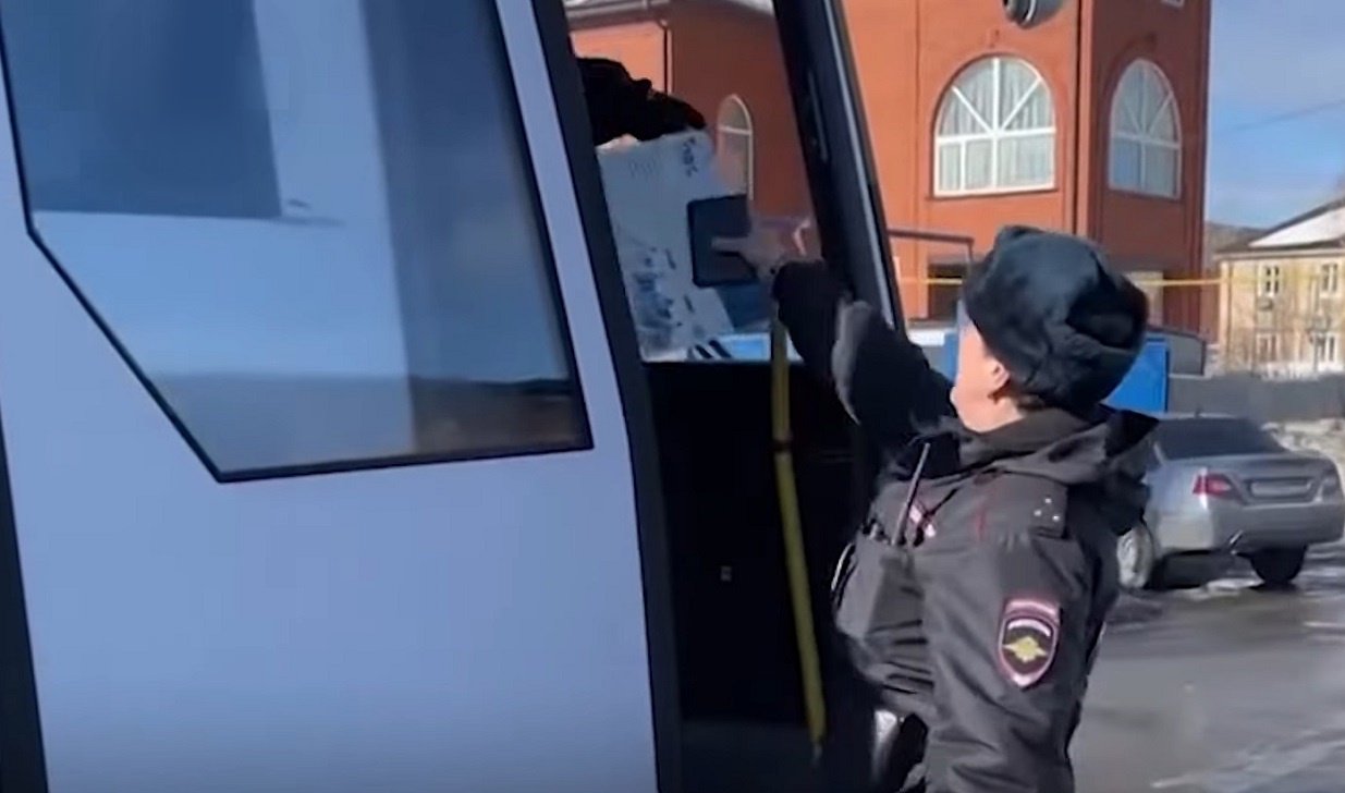 Imagen ilustrativa de las autoridades rusas realizando detenciones. (Captura de pantalla © Radio Free Europe/Radio Liberty-YouTube)