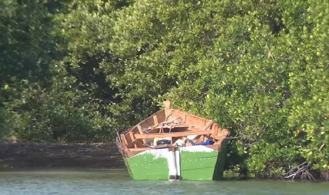 Imagen ilustrativa de un bote utilizado por balseros cubanos. (Captura de pantalla © WPLG Local 10-YouTube)
