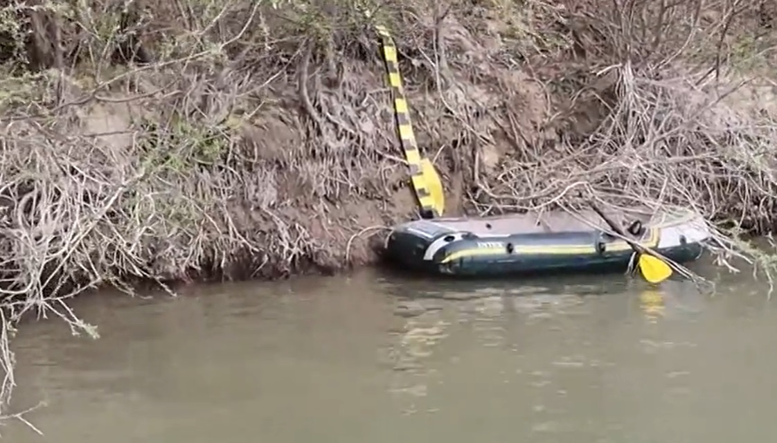 Balsa usada por los cubanos. (Captura de pantalla © Policía de Rumania)