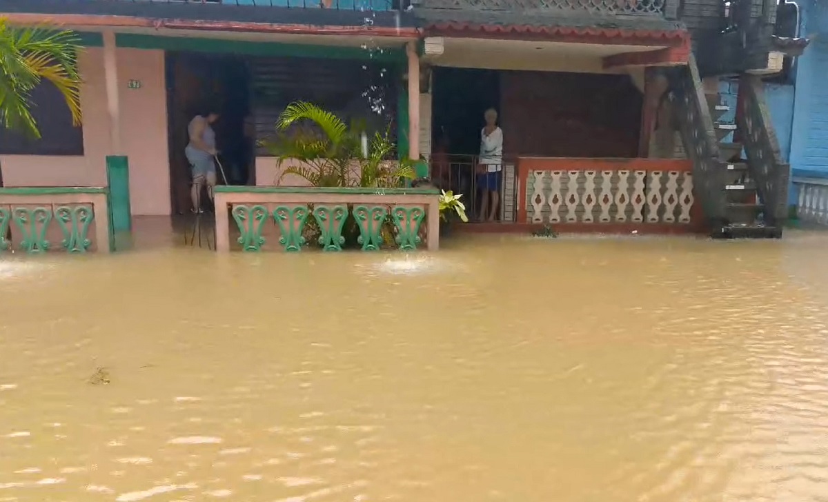 La ciudad de Baracoa termina inundada tras fuertes lluvias. (Captura de pantalla © Pablo Gomero Machado-Facebook)