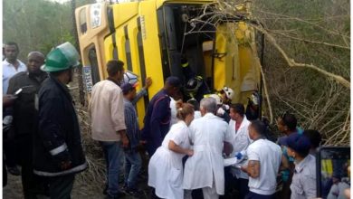 Chofer cubano pasó cuatro horas atrapado en un camión volcado. (Captura de pantalla © CNC TV Granma- Facebook)
