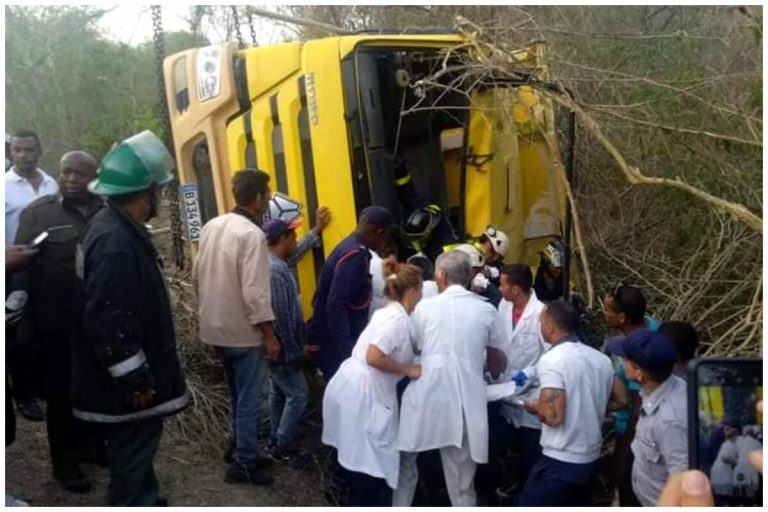 Chofer queda atrapado por horas tras volcar su camión en Granma