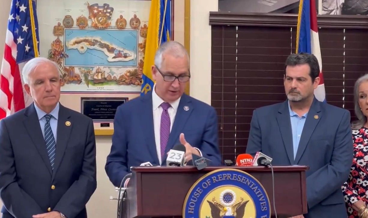 Congresista Mario Díaz-Balart anunciando las medidas. (Captura de pantalla © Mario J. Pentón-Twitter)