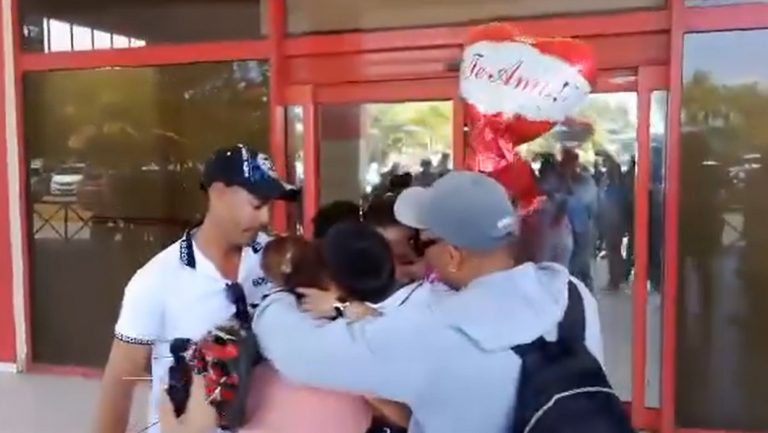 Familiares reciben a los cubanos que estaban varados en Haití