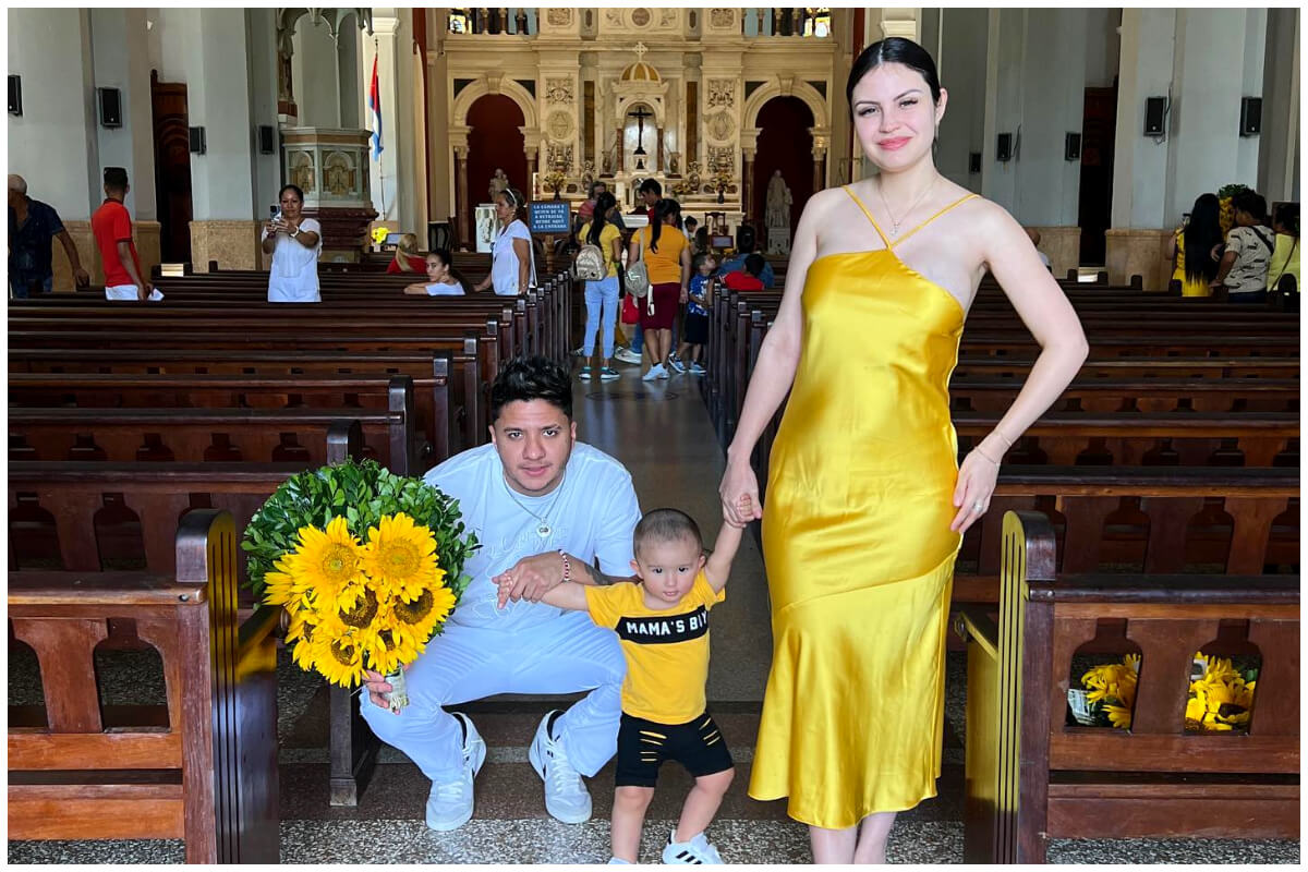 Diván y su familia visitando a la Virgen de la Caridad. (Foto © Saillyafrancisco- Instagram)