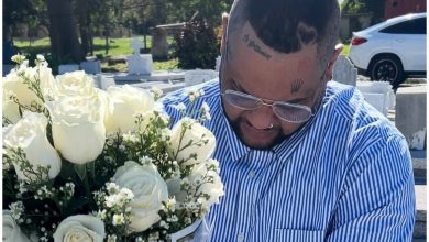 El Taiger en la tumba de su madre en Cuba. (Captura de pantalla © El Taiger- Instagram)