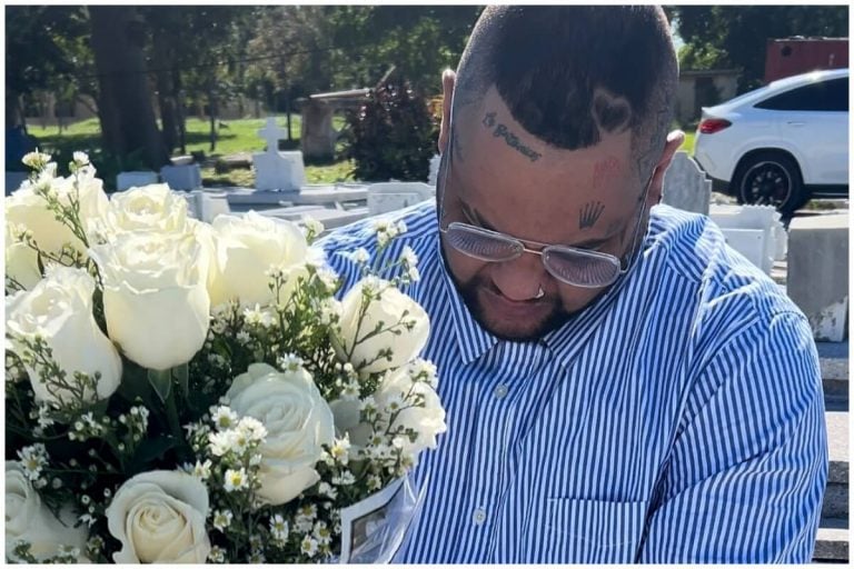 El Taiger visita la tumba de su madre en Cuba: “Soy buen hijo en todo”